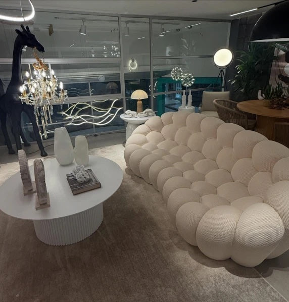 Canapé Rousseau crème présenté en showroom — Orbe Paris