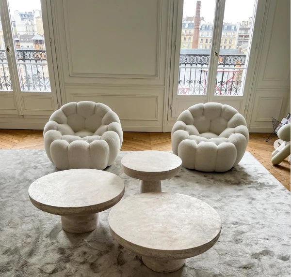 Deux fauteuils Rousseau blancs dans un appartement parisien — Orbe Paris