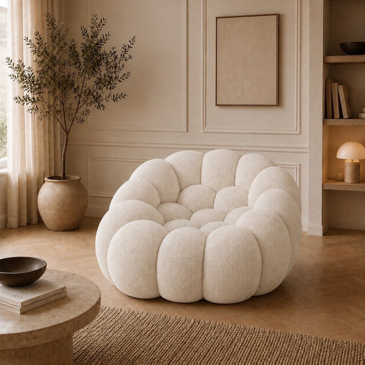 Fauteuil Rousseau en tissu 3D Blanc cassé, mis en scène dans un salon — Orbe Paris