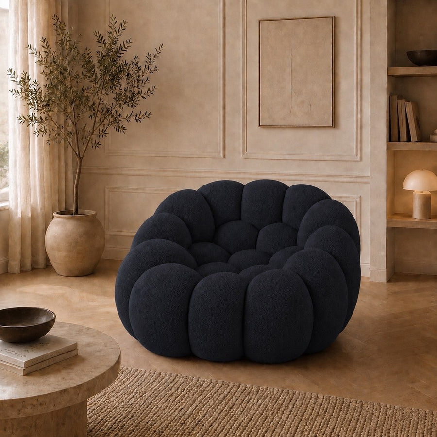 Fauteuil Rousseau en tissu 3D Bleu marine, mis en scène dans un salon — Orbe Paris