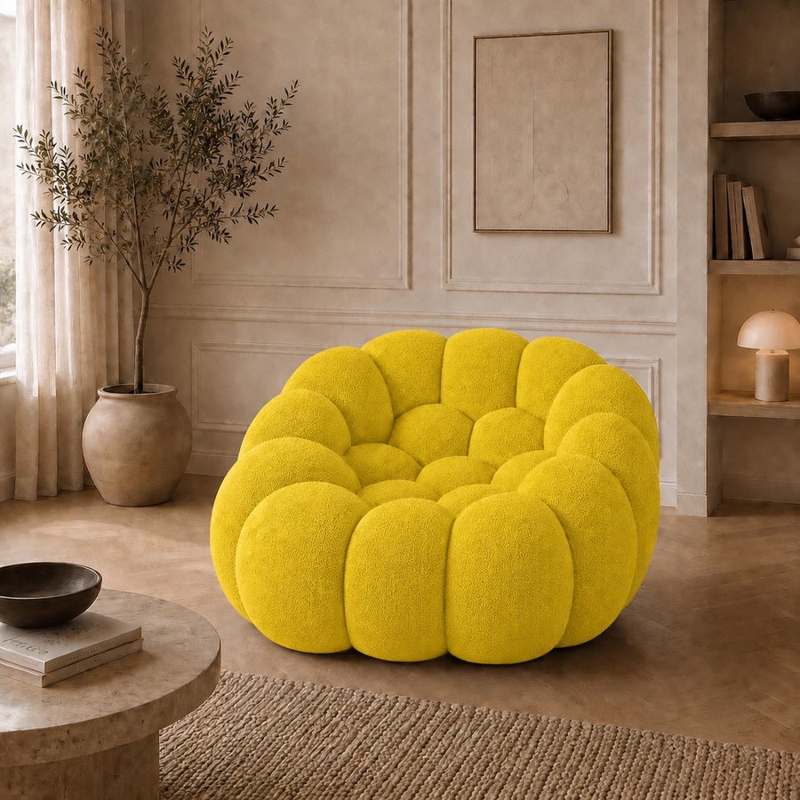 Fauteuil Rousseau en tissu 3D Jaune vif chaud, mis en scène dans un salon — Orbe Paris