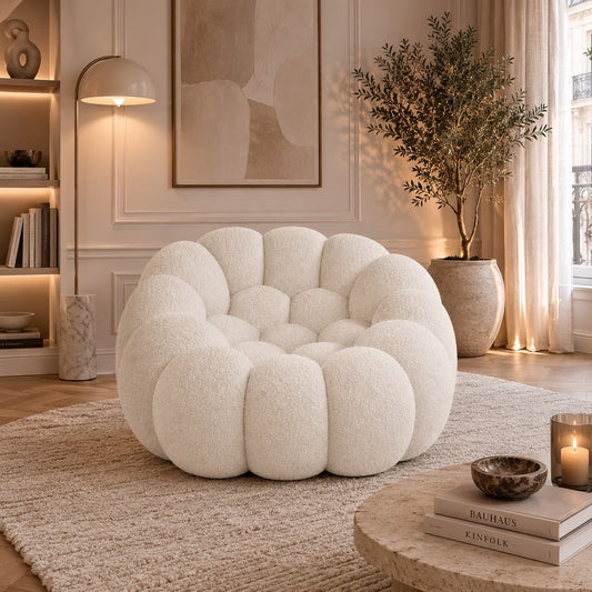 Fauteuil Rousseau en maille bouclette Blanc cassé, mis en scène dans un salon — Orbe Paris