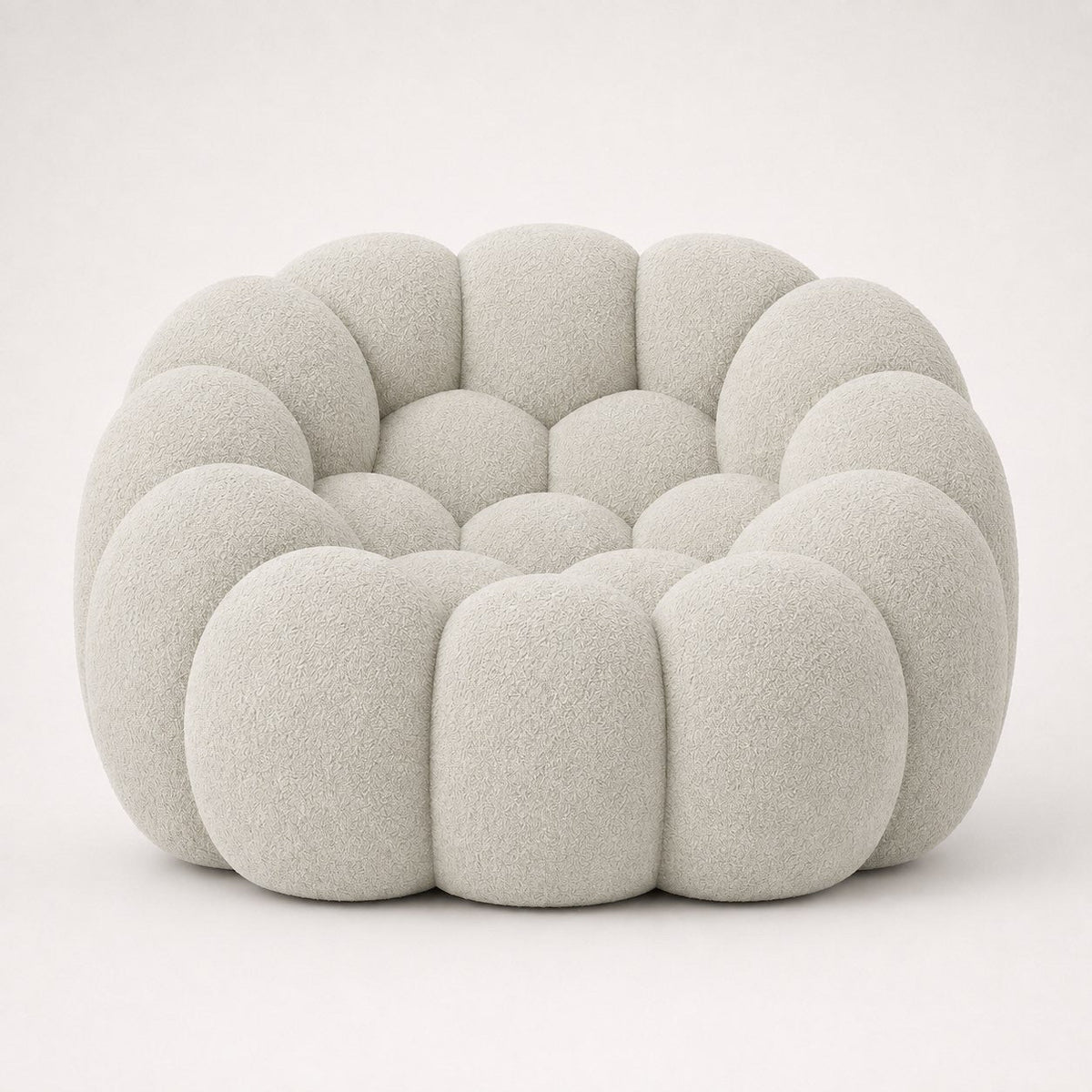 Fauteuil Rousseau en maille bouclette Blanc cassé, vu de face sur fond studio — Orbe Paris