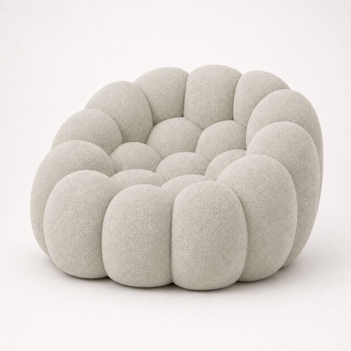 Fauteuil Rousseau en maille bouclette Blanc cassé, vu de profil sur fond studio — Orbe Paris