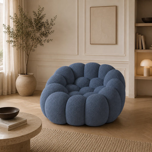 Fauteuil Rousseau en maille bouclette Bleu gris, mis en scène dans un salon — Orbe Paris