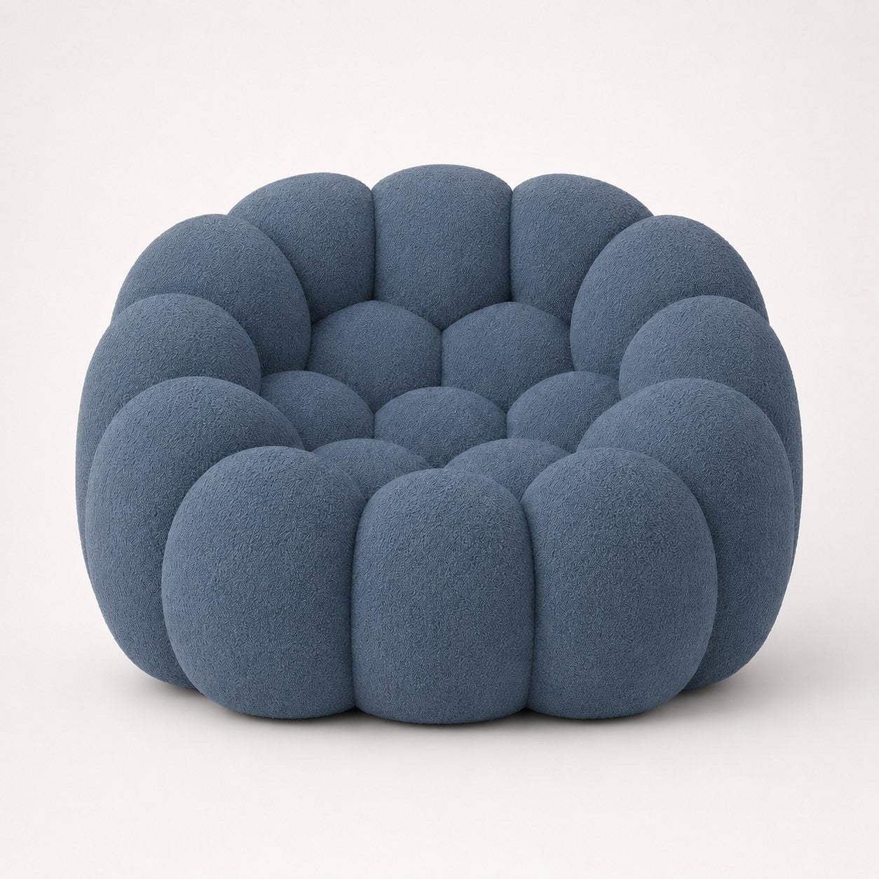 Fauteuil Rousseau en maille bouclette Bleu gris, vu de face sur fond studio — Orbe Paris