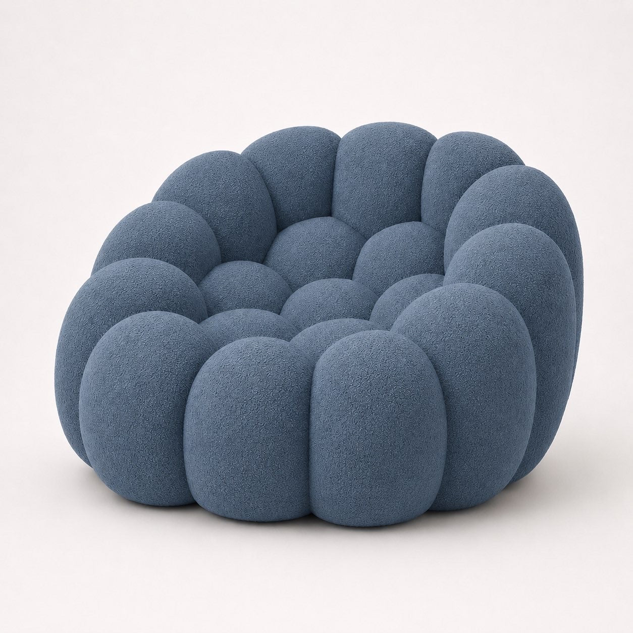 Fauteuil Rousseau en maille bouclette Bleu gris, vu de profil sur fond studio — Orbe Paris