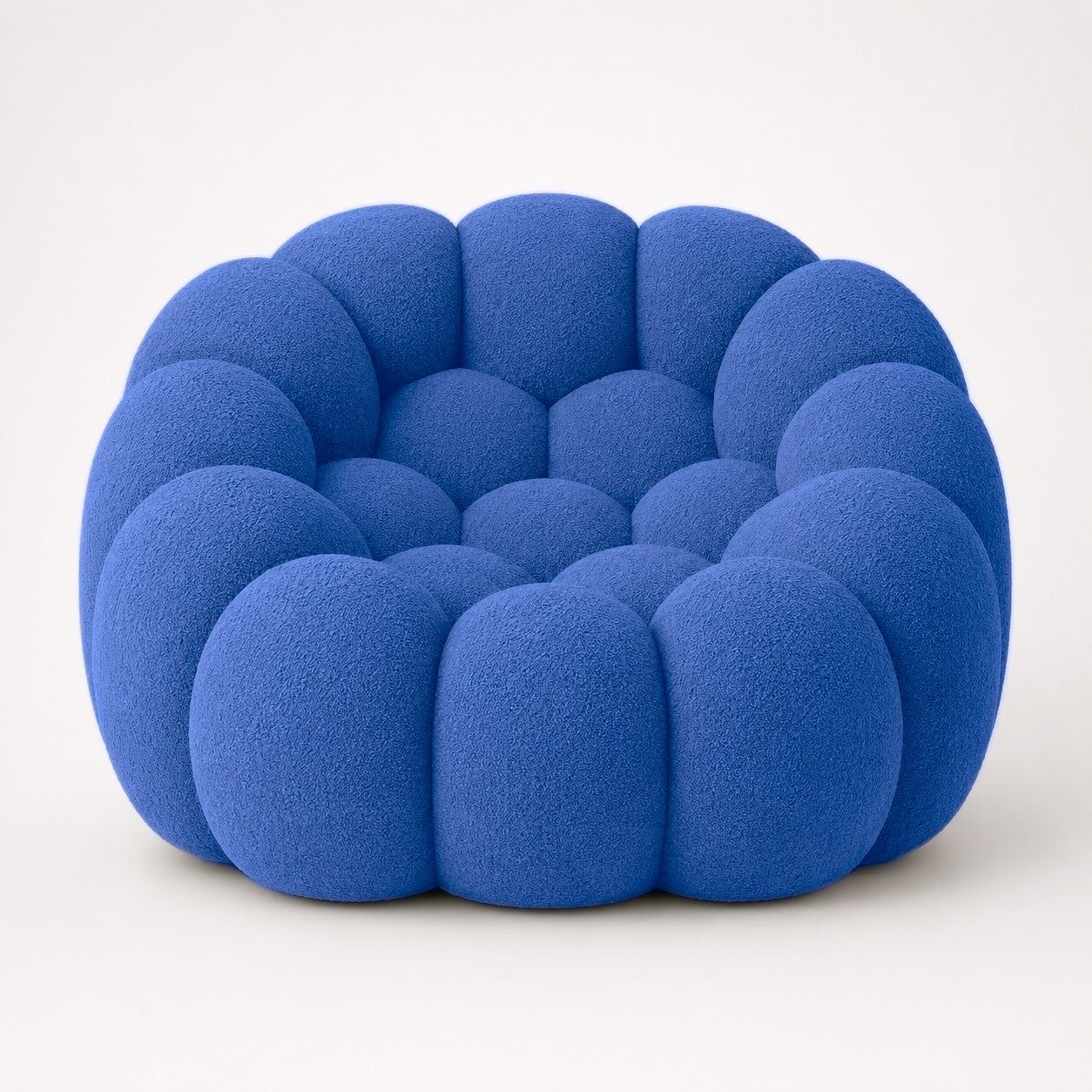 Fauteuil Rousseau en maille bouclette Bleu roi, vu de face sur fond studio — Orbe Paris