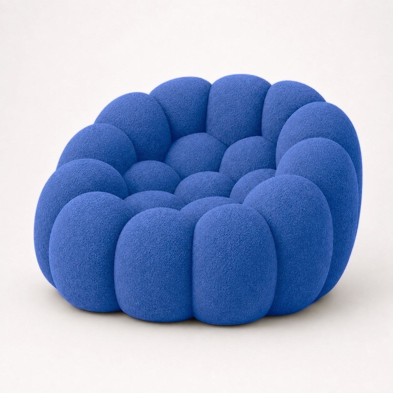Fauteuil Rousseau en maille bouclette Bleu roi, vu de profil sur fond studio — Orbe Paris