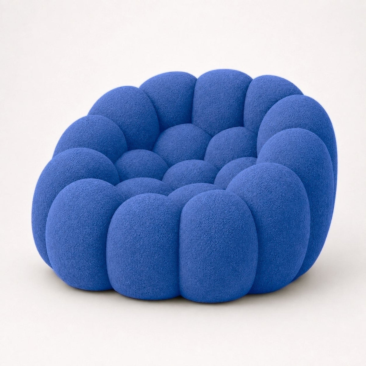 Fauteuil Rousseau en maille bouclette Bleu roi, vu de profil sur fond studio — Orbe Paris