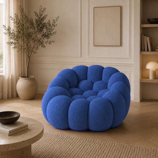 Fauteuil Rousseau en maille bouclette Bleu roi, mis en scène dans un salon — Orbe Paris