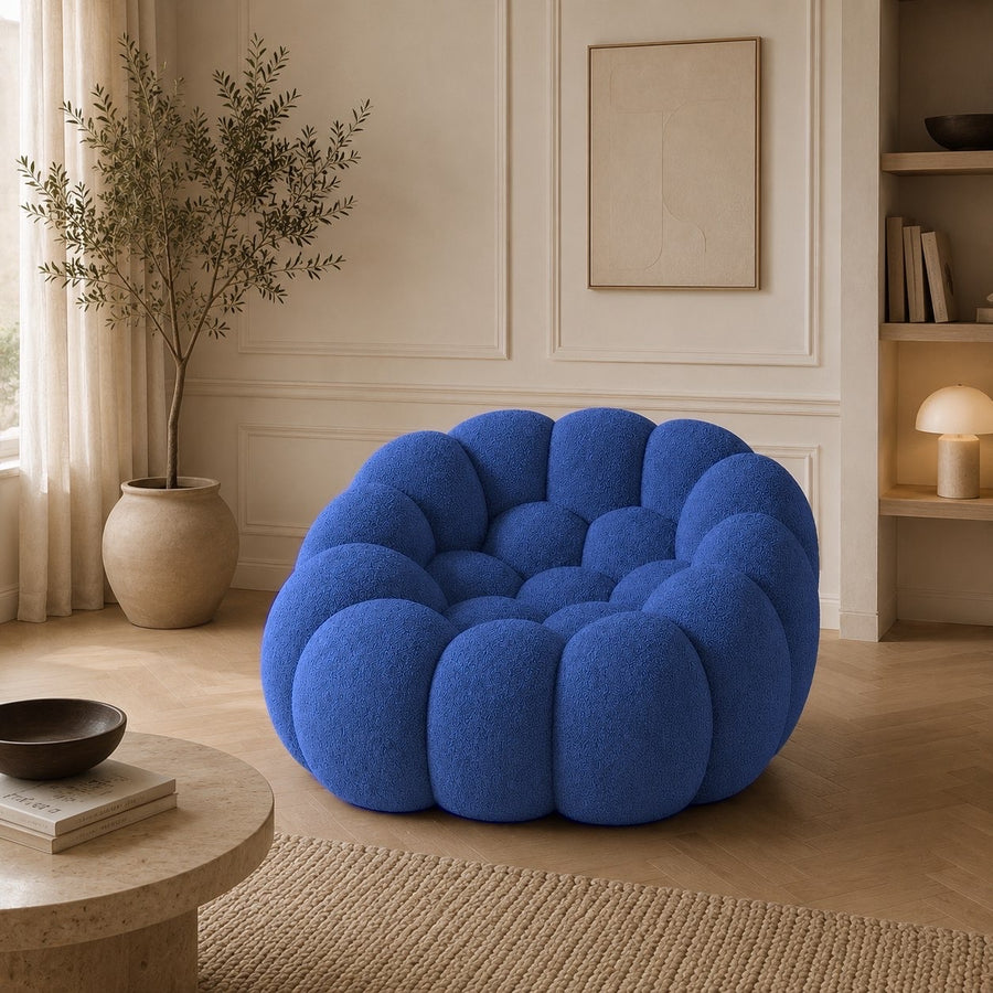 Fauteuil Rousseau en maille bouclette Bleu roi, mis en scène dans un salon — Orbe Paris
