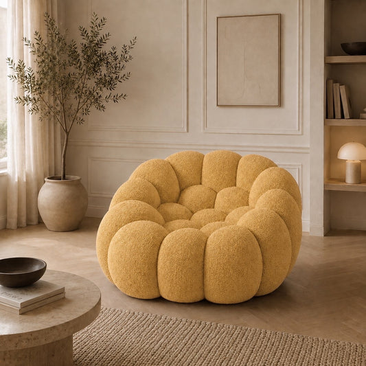Fauteuil Rousseau en maille bouclette Jaune miel, mis en scène dans un salon — Orbe Paris