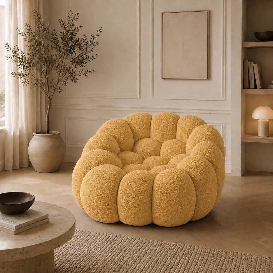 Fauteuil Rousseau en maille bouclette Jaune miel, mis en scène dans un salon — Orbe Paris