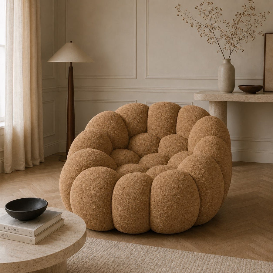 Fauteuil Rousseau en maille bouclette Camel, mis en scène dans un salon — Orbe Paris