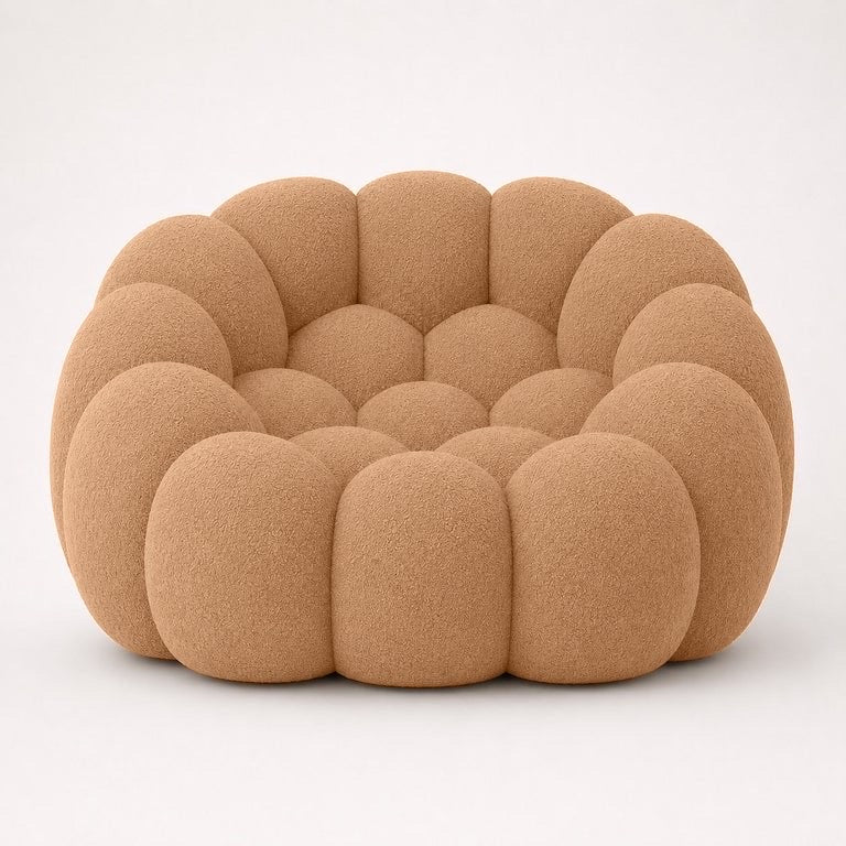 Fauteuil Rousseau en maille bouclette Camel, vu de face sur fond studio — Orbe Paris