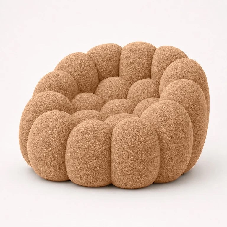 Fauteuil Rousseau en maille bouclette Camel, vu de profil sur fond studio — Orbe Paris
