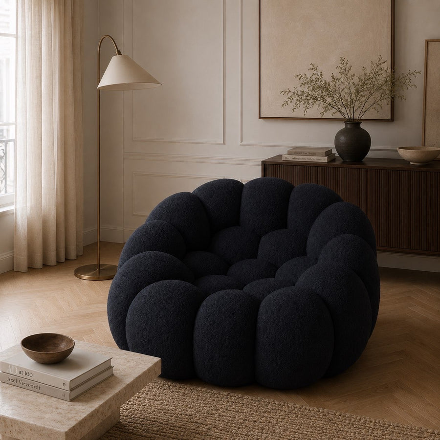 Fauteuil Rousseau en maille bouclette Noir, mis en scène dans un salon — Orbe Paris