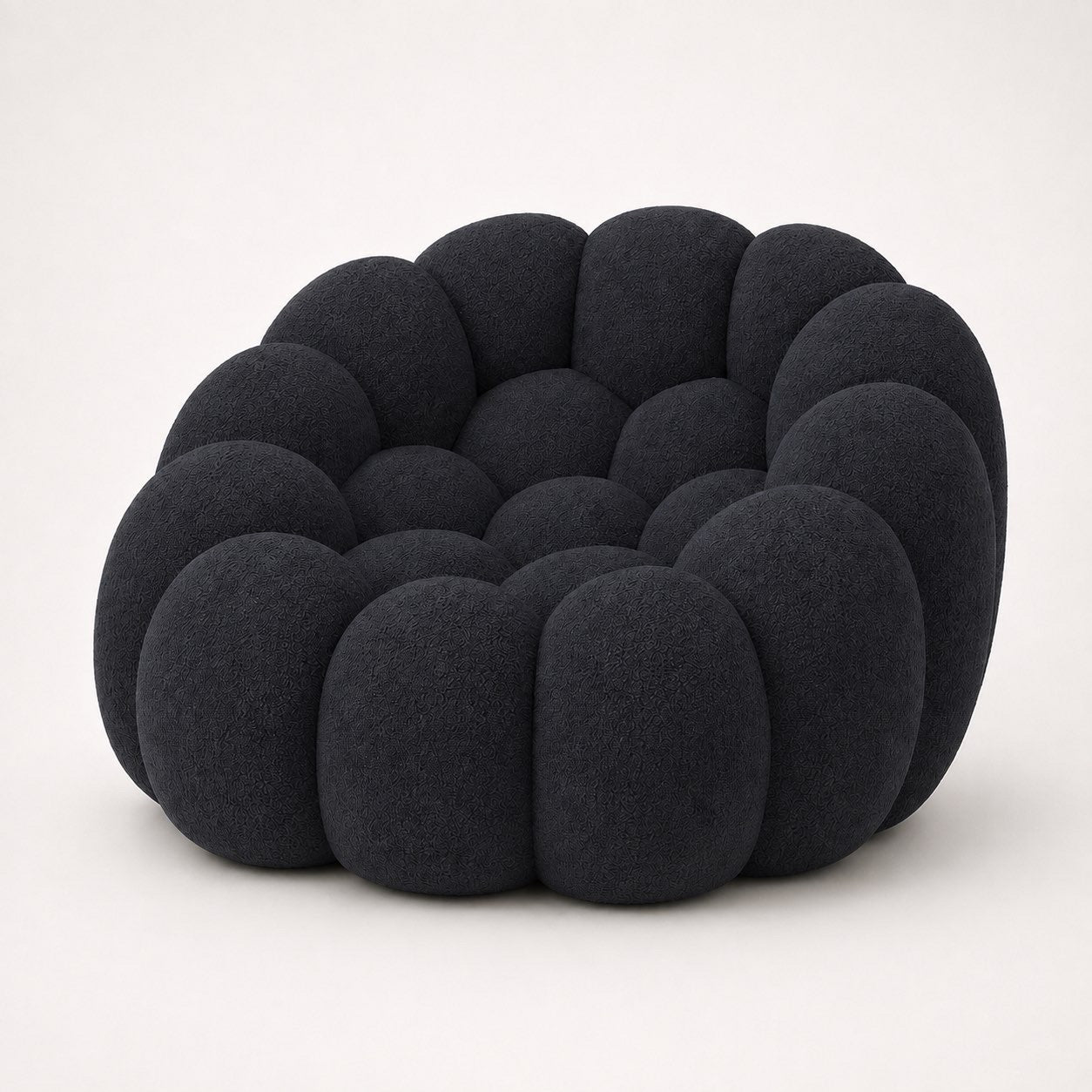 Fauteuil Rousseau en maille bouclette Noir, vu de profil sur fond studio — Orbe Paris