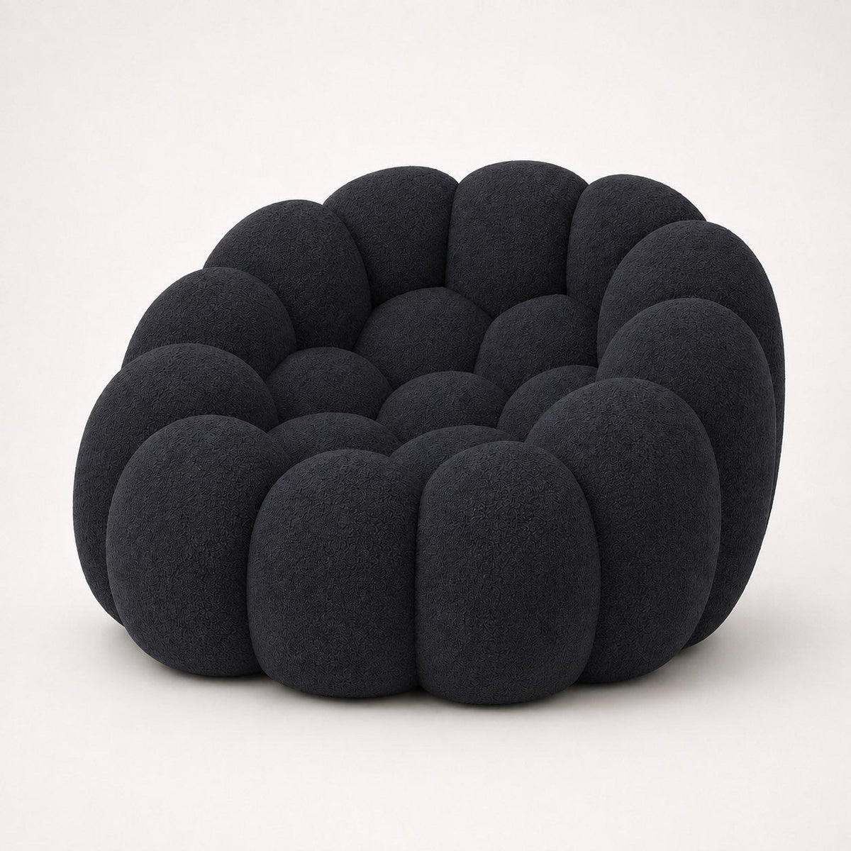 Fauteuil Rousseau en maille bouclette Noir, vu de profil sur fond studio — Orbe Paris