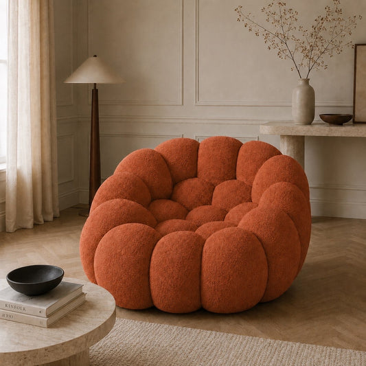 Fauteuil Rousseau en maille bouclette Terracotta, mis en scène dans un salon — Orbe Paris