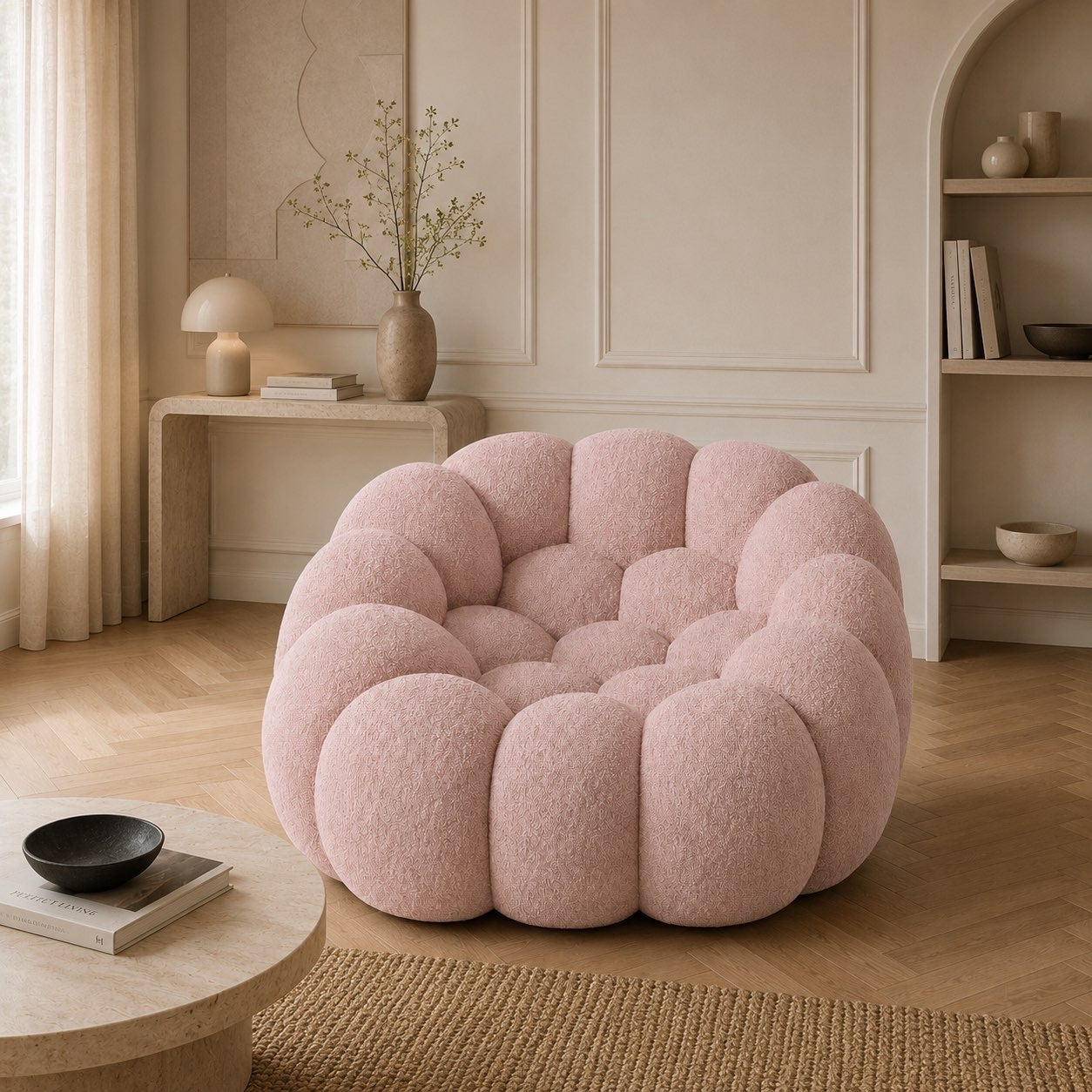 Fauteuil Rousseau en maille bouclette Rose poudré, mis en scène dans un salon — Orbe Paris