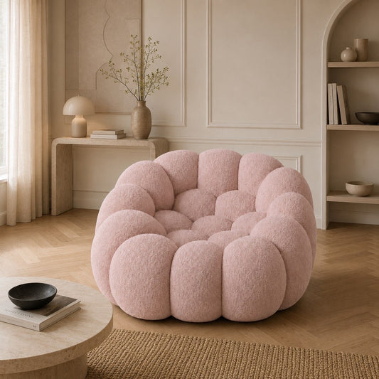 Fauteuil Rousseau en maille bouclette Rose poudré, mis en scène dans un salon — Orbe Paris