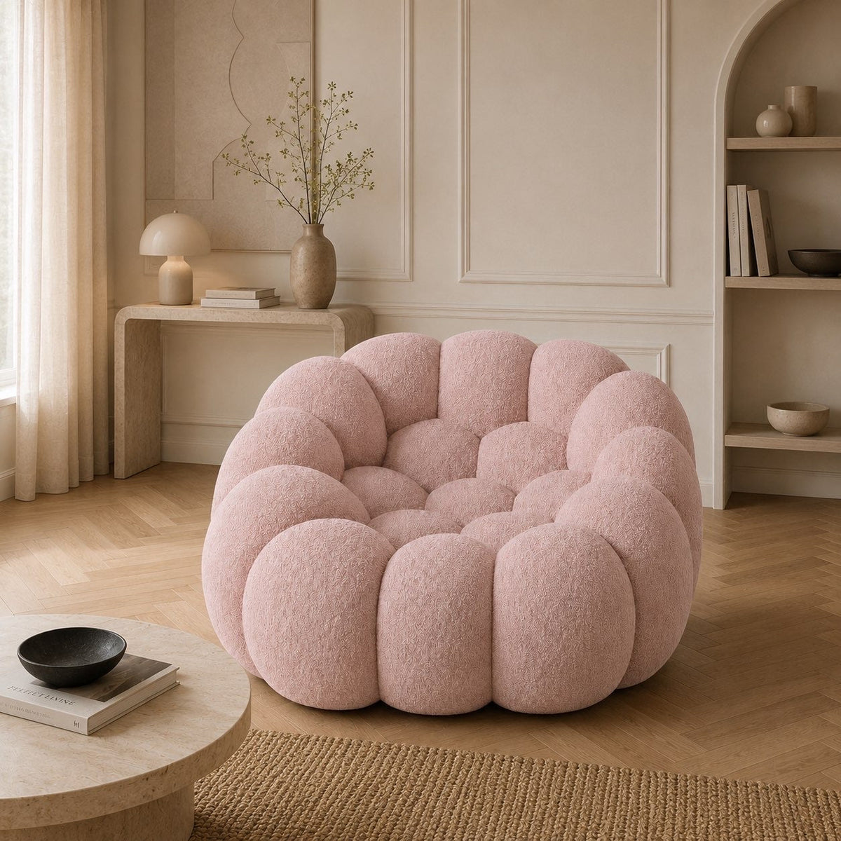 Fauteuil Rousseau en maille bouclette Rose poudré, mis en scène dans un salon — Orbe Paris