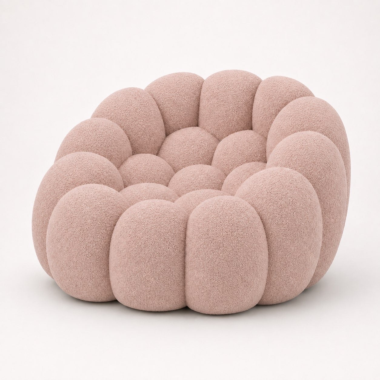 Fauteuil Rousseau en maille bouclette Rose poudré, vu de profil sur fond studio — Orbe Paris