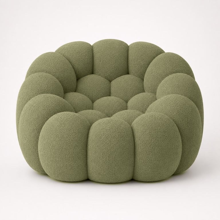 Fauteuil Rousseau en maille bouclette Vert sauge, vu de face sur fond studio — Orbe Paris