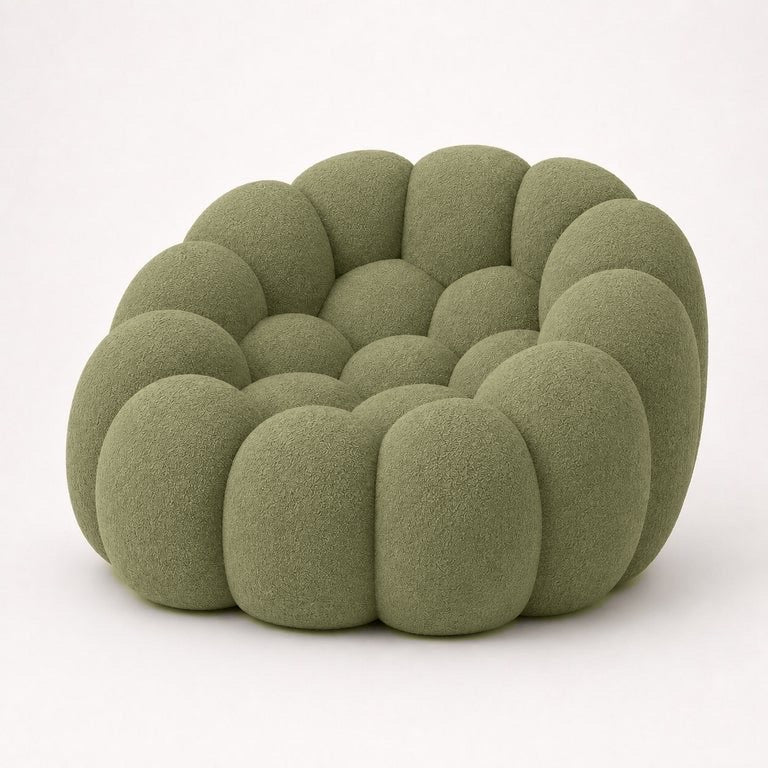 Fauteuil Rousseau en maille bouclette Vert sauge, vu de profil sur fond studio — Orbe Paris