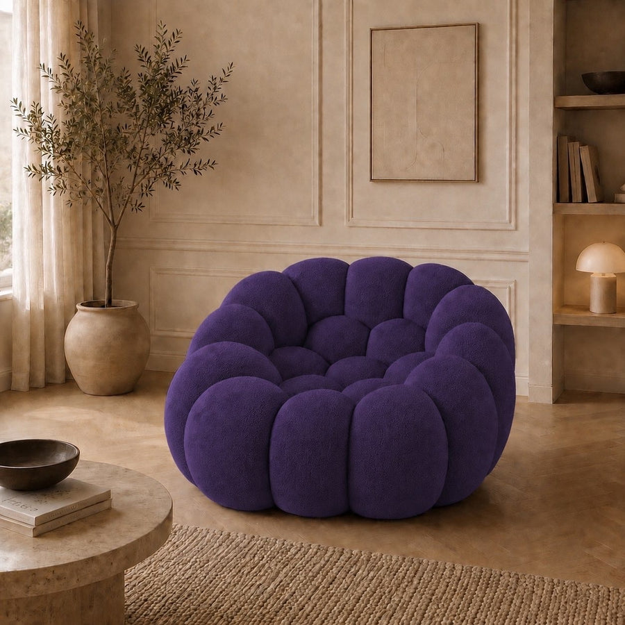 Fauteuil Rousseau en tissu 3D Violet foncé, mis en scène dans un salon — Orbe Paris