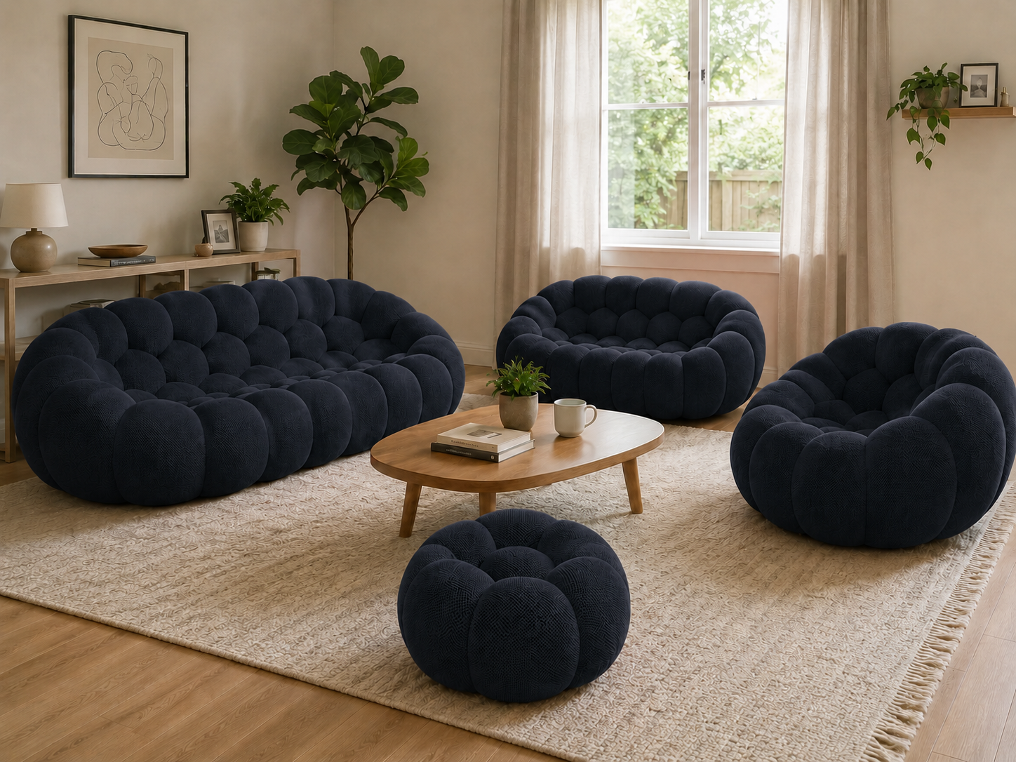 Canapé Rousseau, fauteuil et pouf Bleu marine dans un intérieur chaleureux en bois clair — Orbe Paris