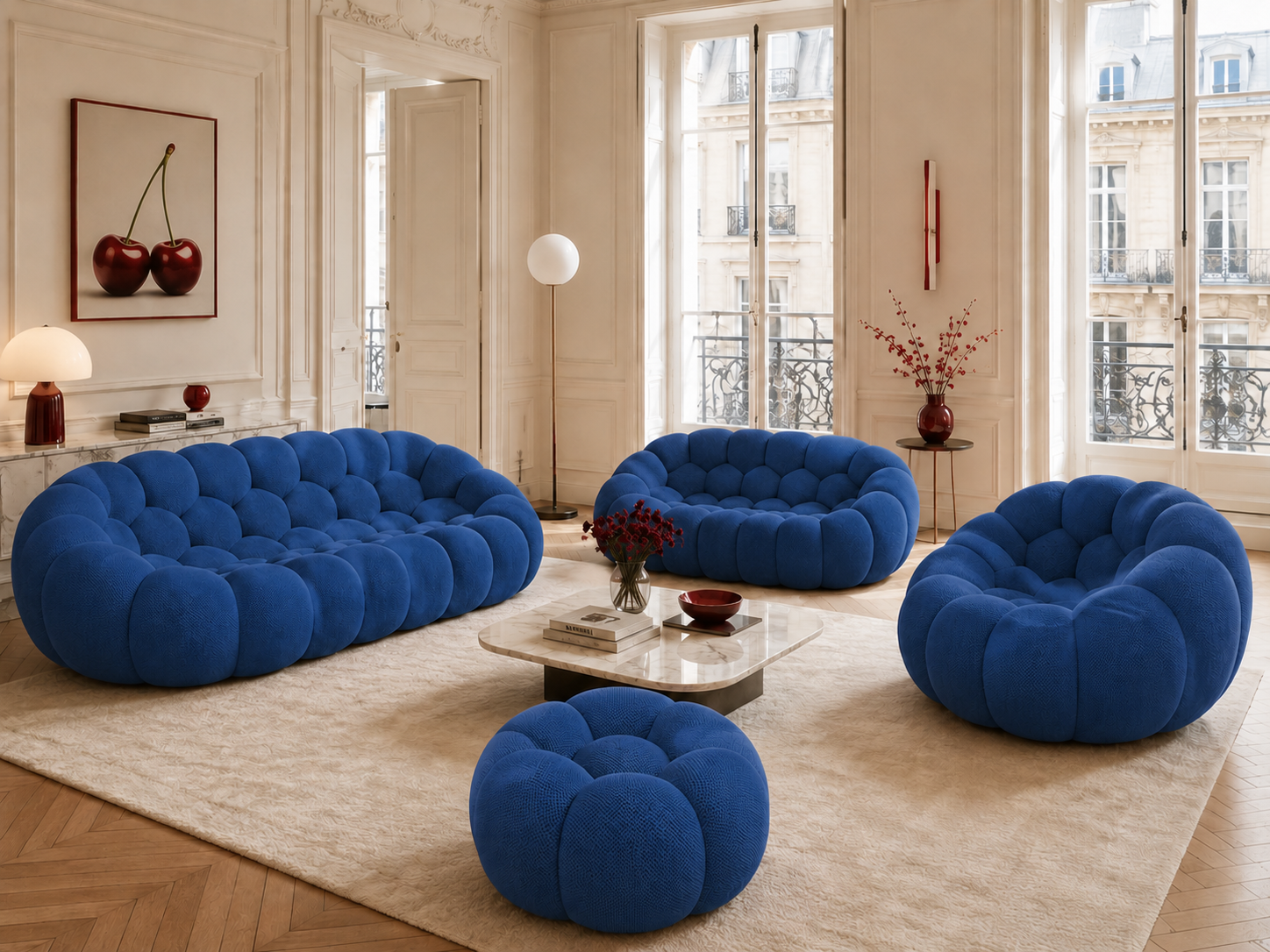 Canapé Rousseau, fauteuil et pouf Bleu roi dans un salon parisien lumineux — Orbe Paris