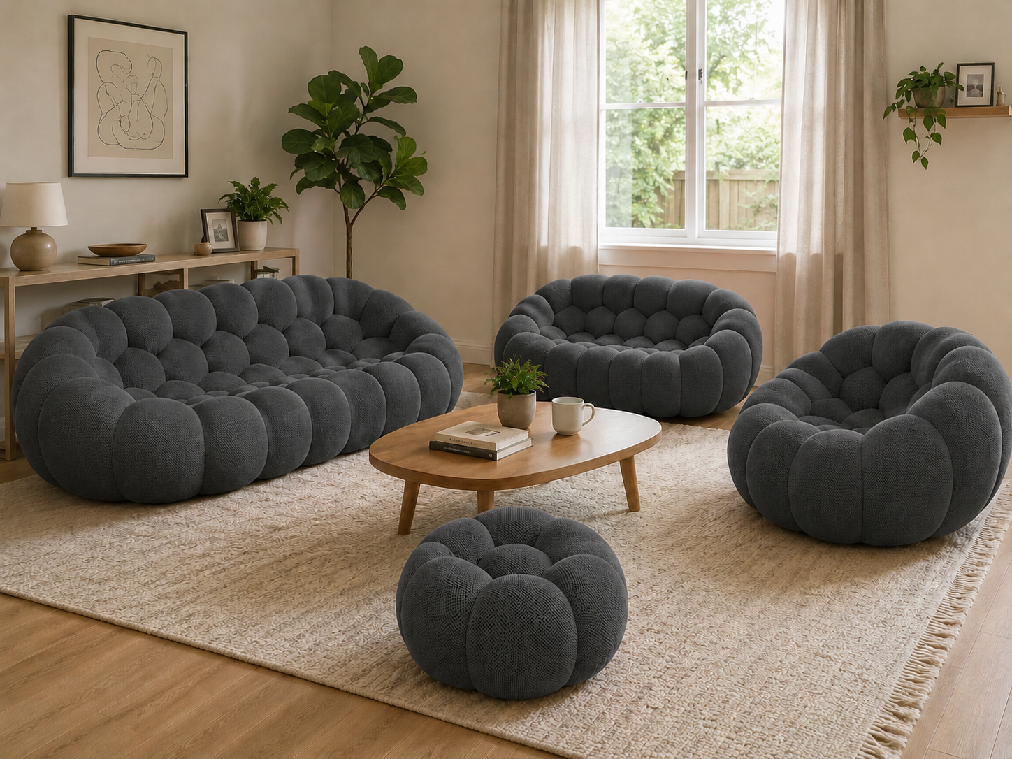 Canapé Rousseau, fauteuil et pouf Gris anthracite dans un intérieur chaleureux en bois clair — Orbe Paris