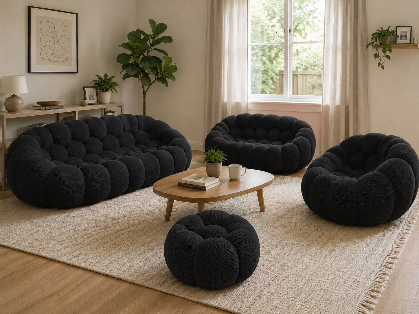 Canapé Rousseau, fauteuil et pouf Noir textile dans un intérieur chaleureux en bois clair — Orbe Paris