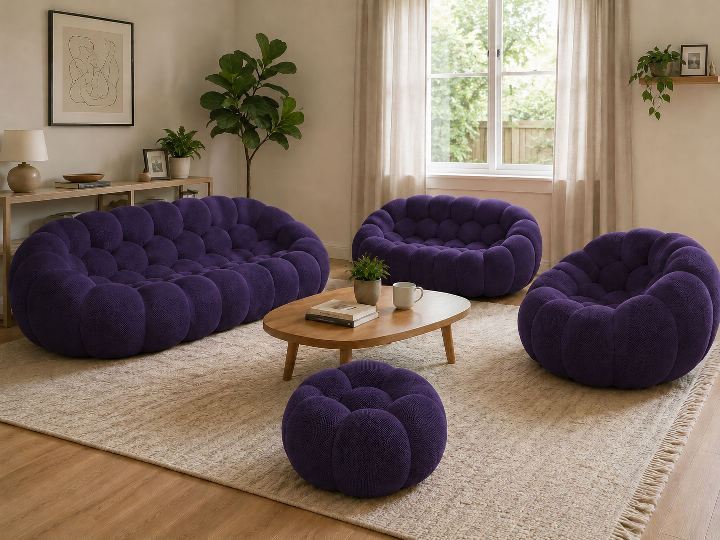 Canapé Rousseau, fauteuil et pouf Violet foncé dans un intérieur chaleureux en bois clair — Orbe Paris
