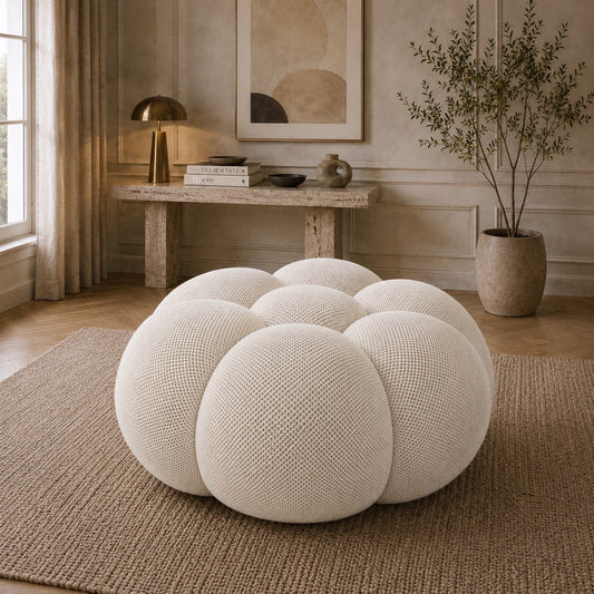 Pouf Rousseau en tissu 3D Blanc cassé, mis en scène dans un salon — Orbe Paris