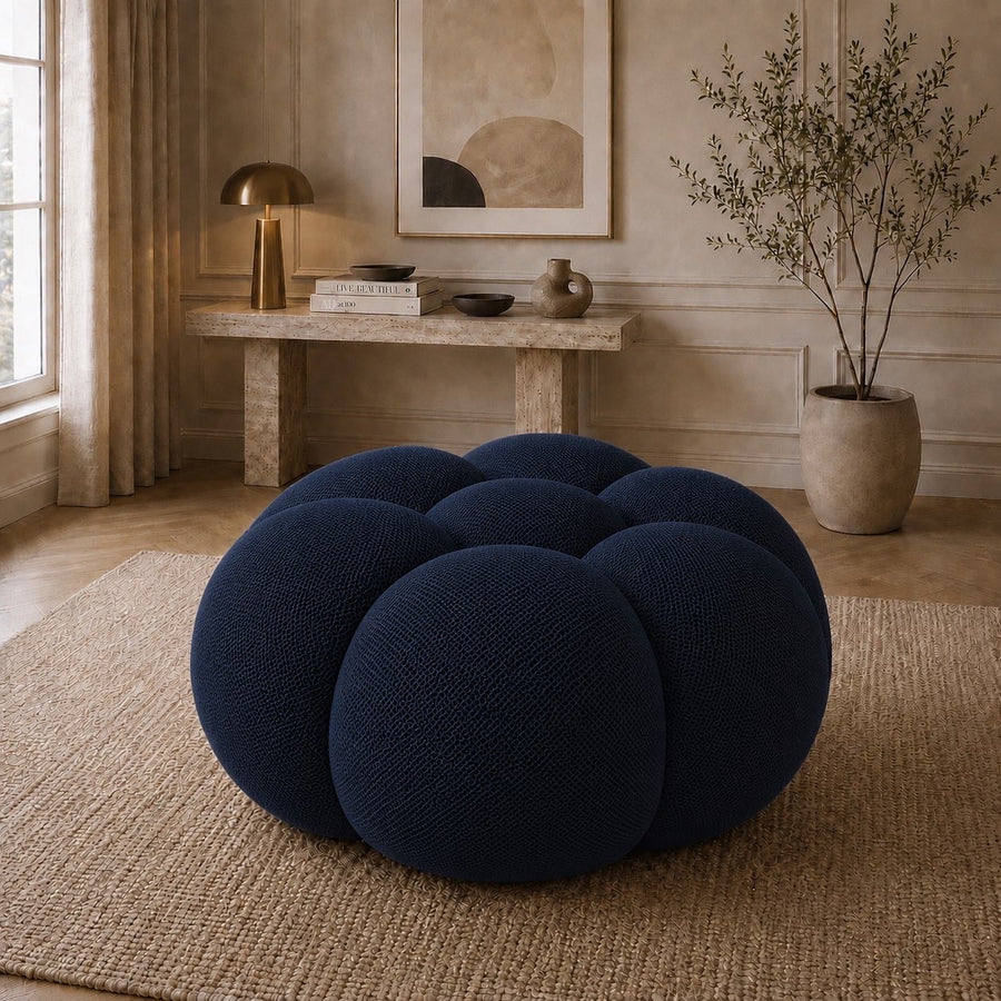 Pouf Rousseau en tissu 3D Bleu marine, mis en scène dans un salon — Orbe Paris
