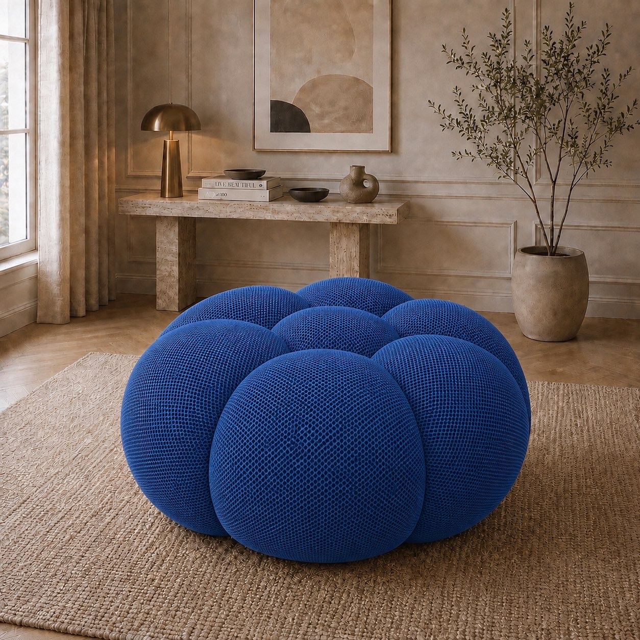 Pouf Rousseau en tissu 3D Bleu roi, mis en scène dans un salon — Orbe Paris