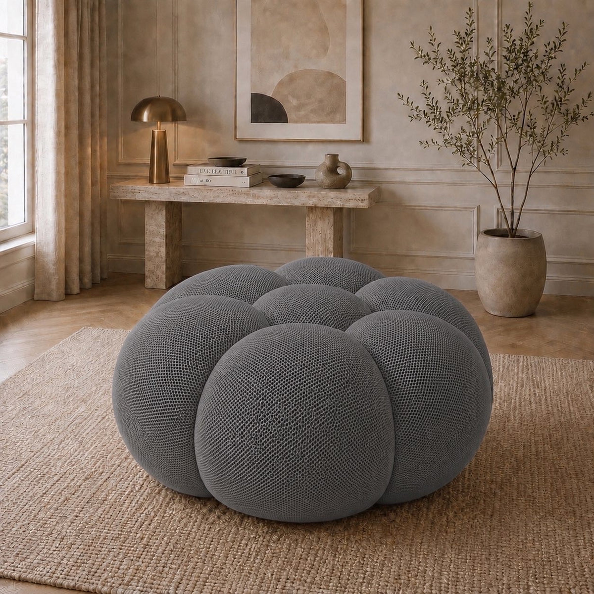 Pouf Rousseau en tissu 3D Gris anthracite, mis en scène dans un salon — Orbe Paris