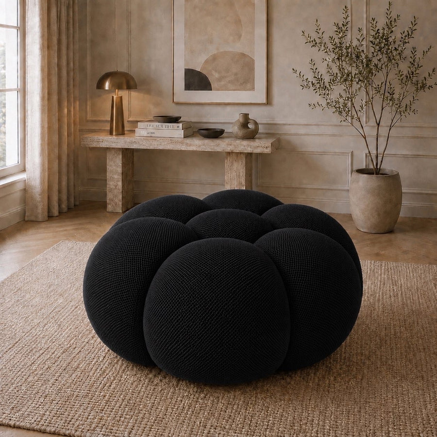 Pouf Rousseau en tissu 3D Noir textile, mis en scène dans un salon — Orbe Paris