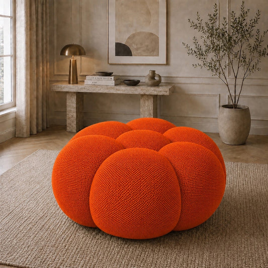 Pouf Rousseau en tissu 3D Orange vif, mis en scène dans un salon — Orbe Paris
