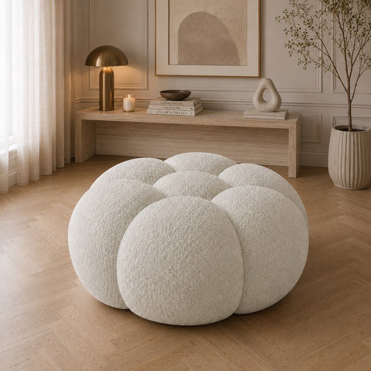 Pouf Rousseau en maille bouclette Blanc cassé, mis en scène dans un salon — Orbe Paris
