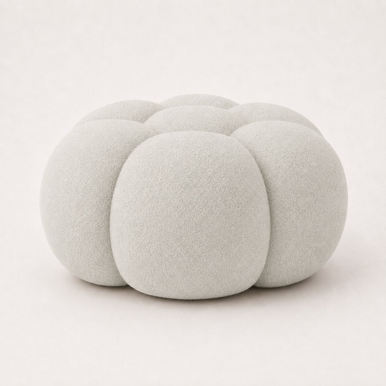Pouf Rousseau en maille bouclette Blanc cassé, vu de dessous sur fond studio — Orbe Paris
