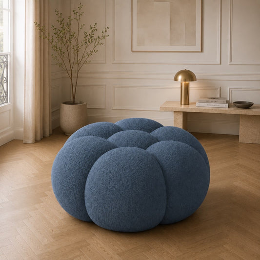 Pouf Rousseau en maille bouclette Bleu gris, mis en scène dans un salon — Orbe Paris