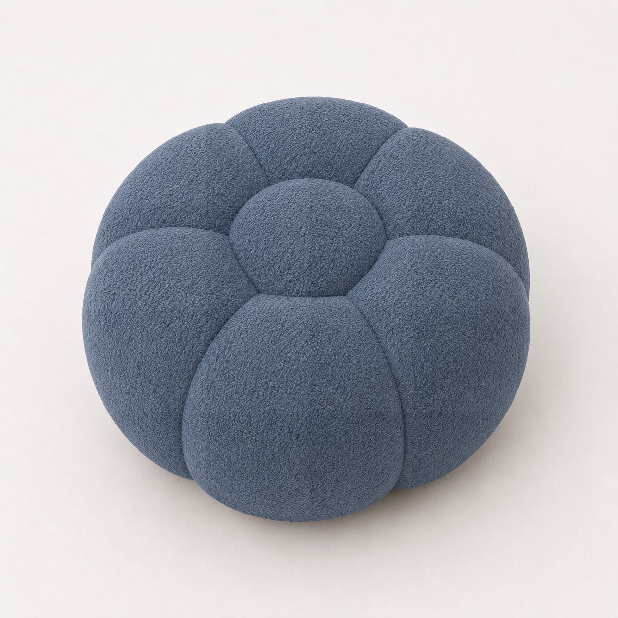 Pouf Rousseau en maille bouclette Bleu gris, vu de face sur fond studio — Orbe Paris
