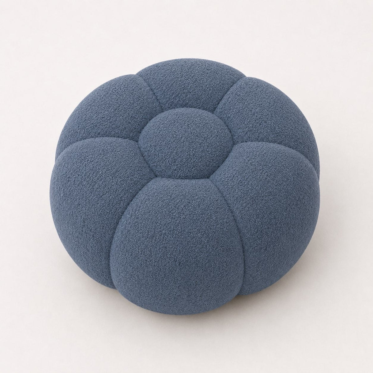 Pouf Rousseau en maille bouclette Bleu gris, vu de face sur fond studio — Orbe Paris