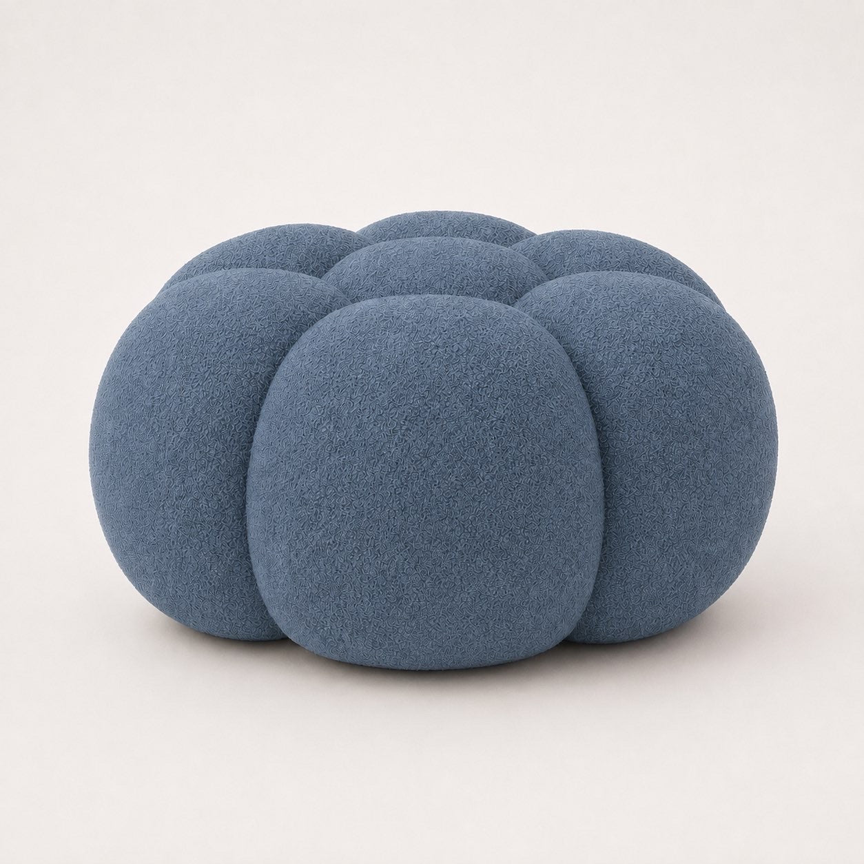 Pouf Rousseau en maille bouclette Bleu gris, vu de dessous sur fond studio — Orbe Paris