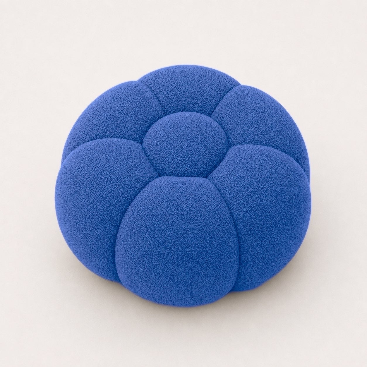 Pouf Rousseau en maille bouclette Bleu roi, vu de face sur fond studio — Orbe Paris
